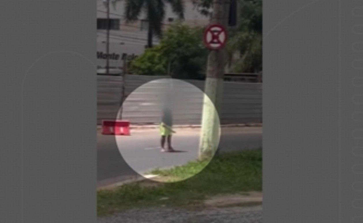 VÍDEO: Motorista de van escolar é flagrado com facão na mão em avenida movimentada de Montes Claros
