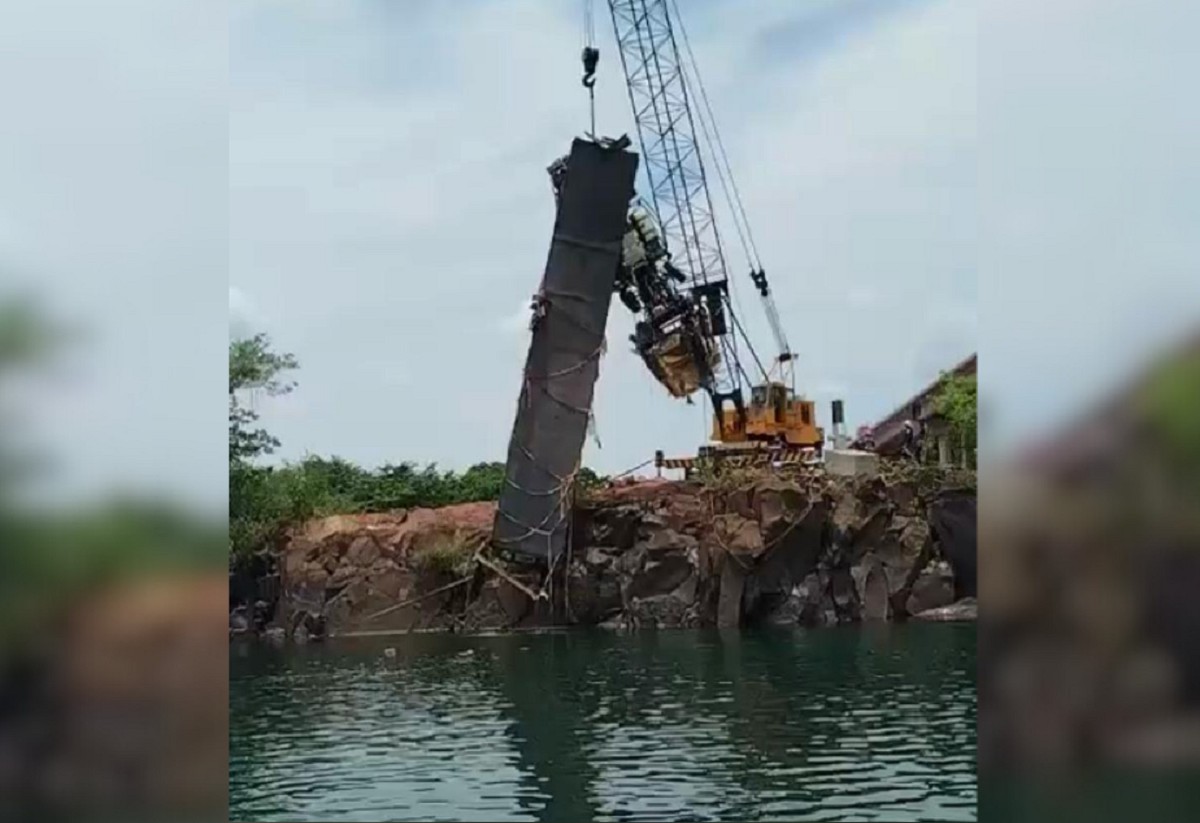 Caminhão de agrotóxicos que caiu com ponte entre o Tocantins e o Maranhão é retirado de rio; VÍDEO