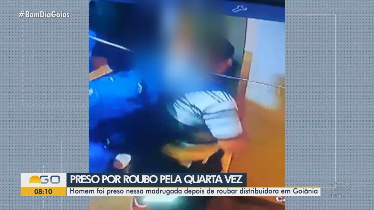 Homem Armado Rende Funcion Ria E Rouba Distribuidora De Bebidas Em