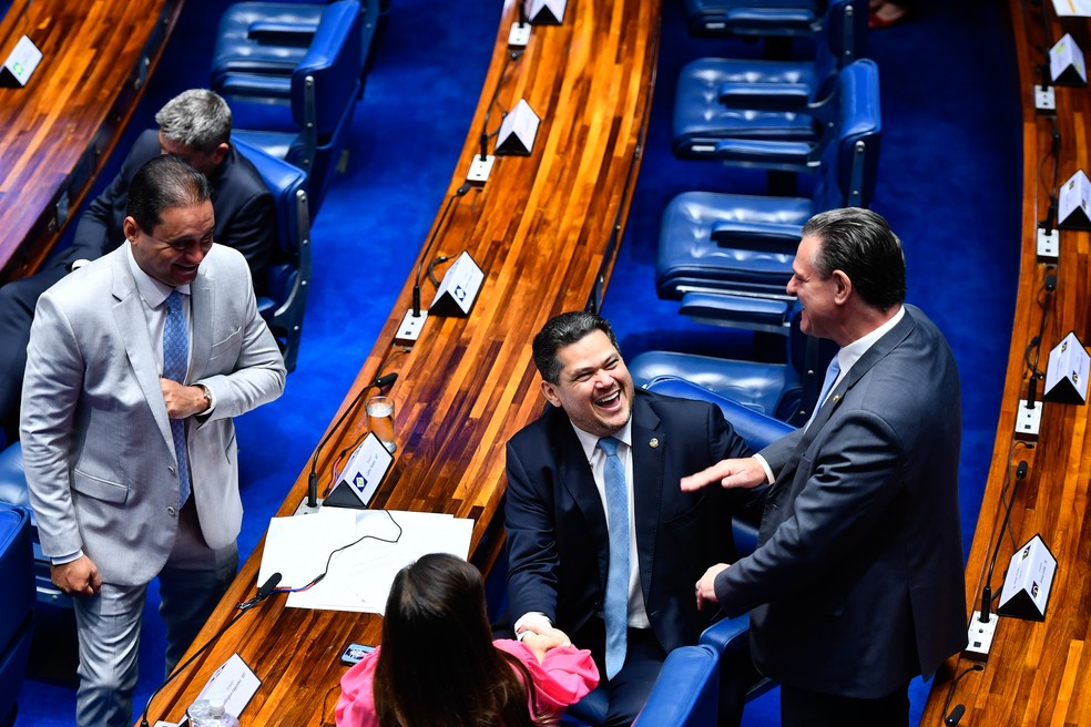 Davi Alcolumbre (União-AP), sentado ao centro, conversa com senadores no plenário do Senado — Foto: Edilson Rodrigues/Agência Senado