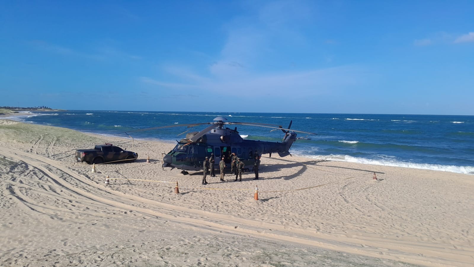 Helicóptero da FAB chega a 3º dia de manutenção em praia na Grande Natal após pouso de emergência
