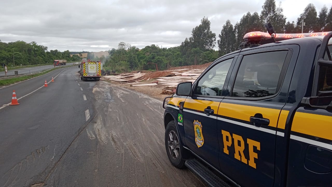 Caminhão é consumido por incêndio após tombar na BR-376, no Paraná