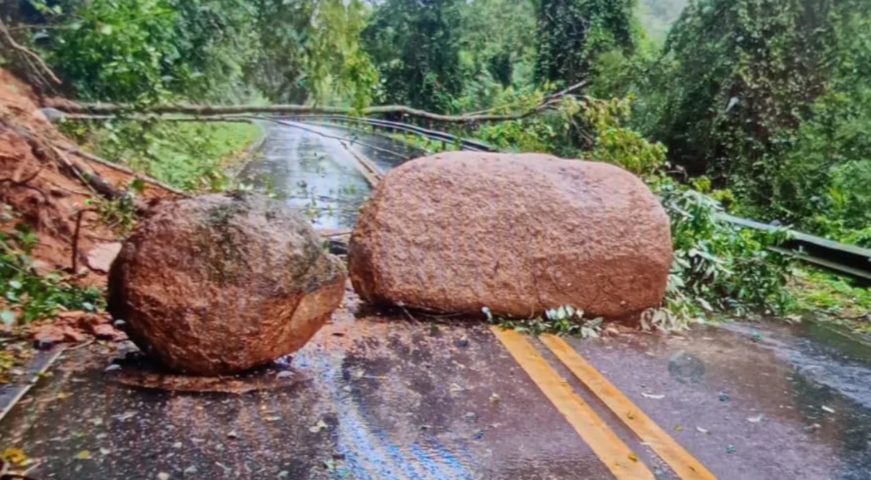Pedras de grande porte caem durante temporal e interditam estrada que liga Itu a Cabreúva