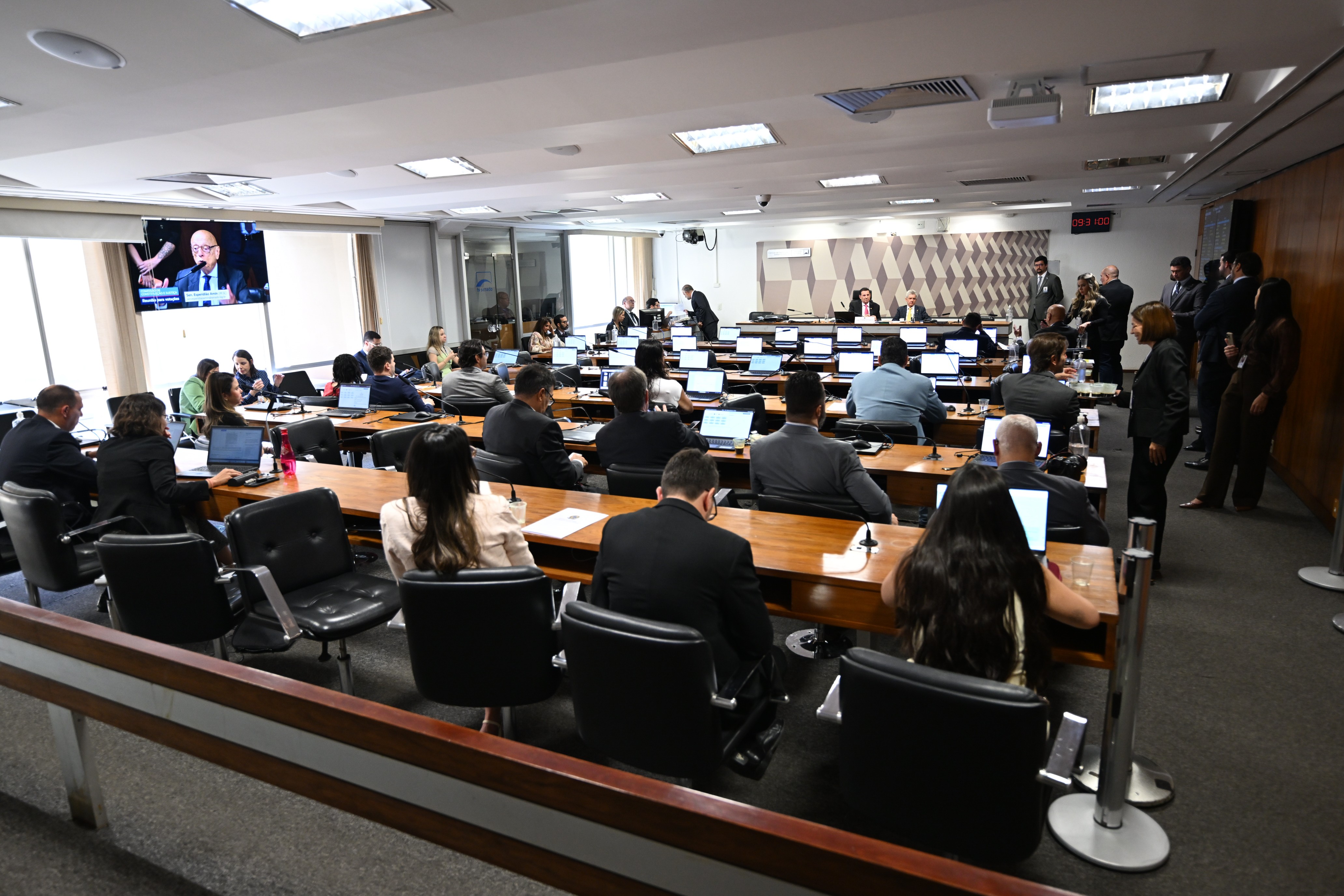 Após seis meses engavetada, texto-base da PEC da Segurança é aprovada na CCJ do Senado