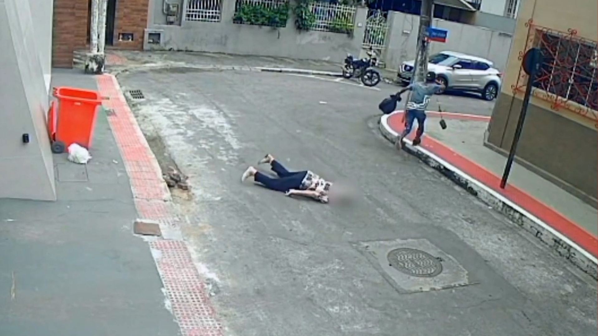 Homem derruba idosa de 93 anos em assalto em Vitória; veja vídeo