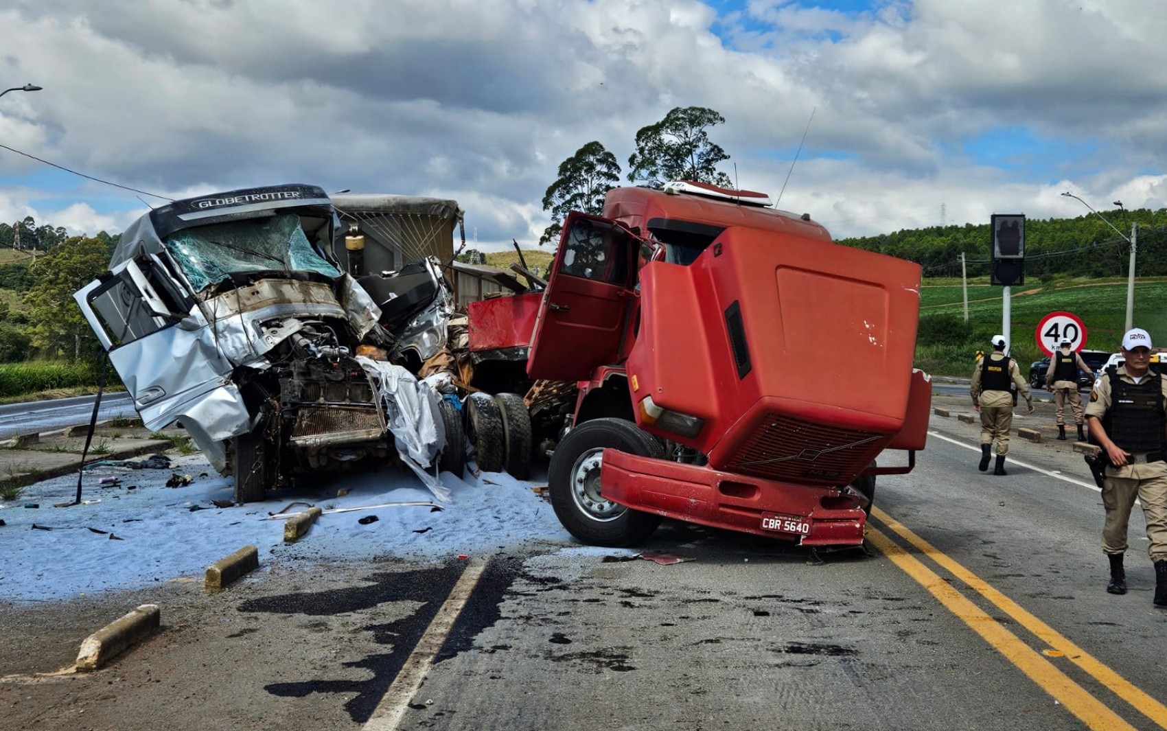 Batida entre dois caminhões deixa condutores feridos na LMG-877, em Poços de Caldas, MG