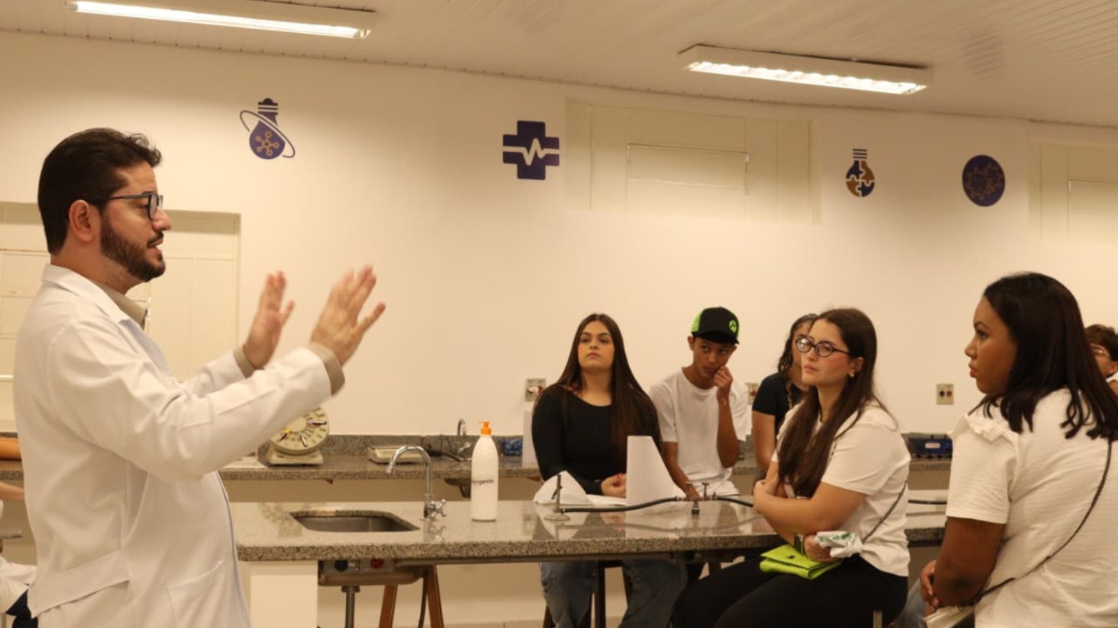 UNIFEB abre portas para estudantes conhecerem profissões