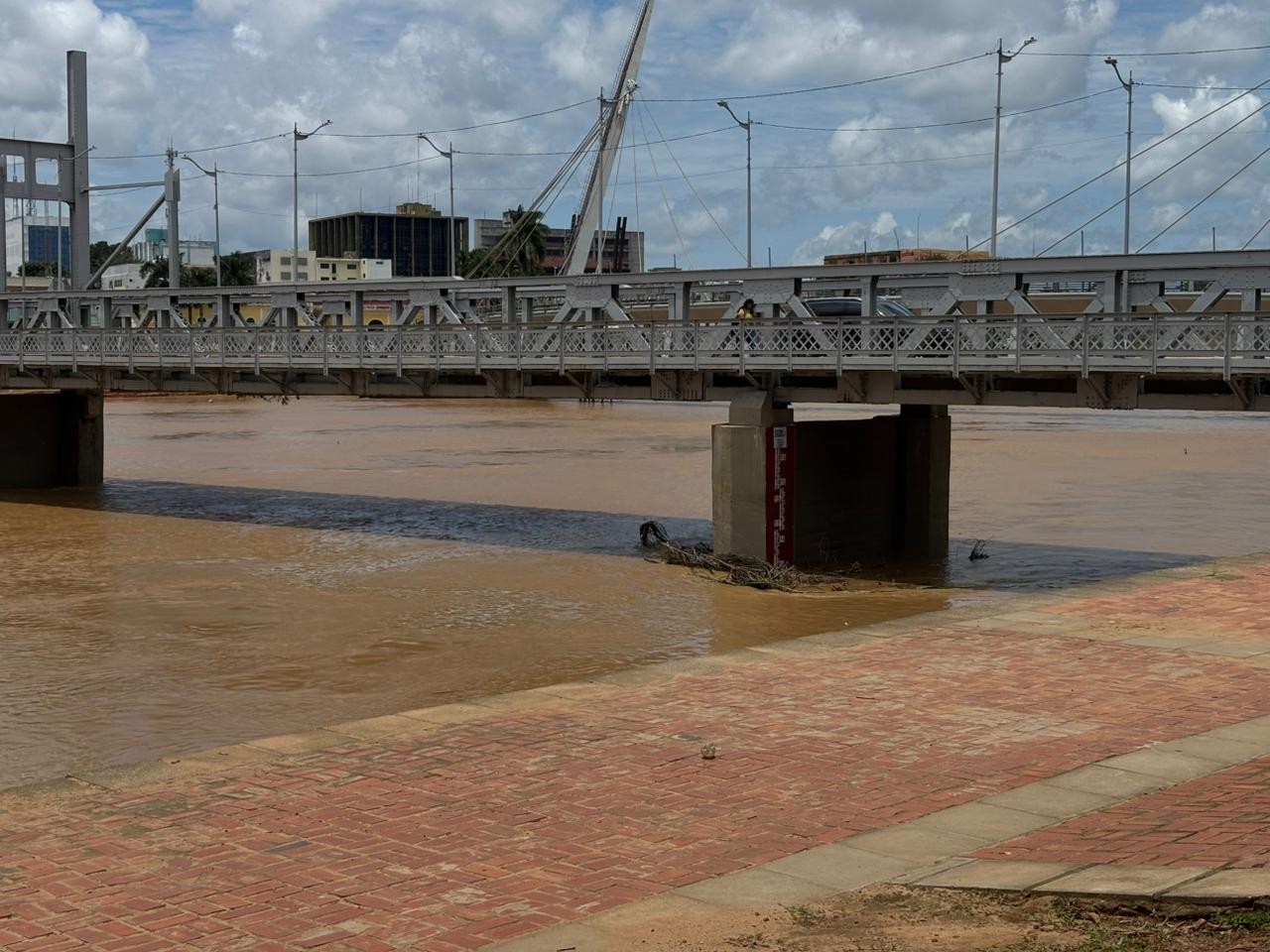 Após seis dias, Rio Acre sai da cota de transbordo na capital
