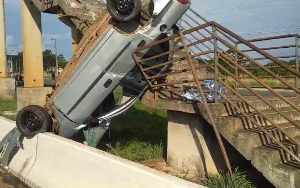 Homem morre após carro capotar e bater em passarela da BR-060, Goiás — Foto: Divulgação/PRF
