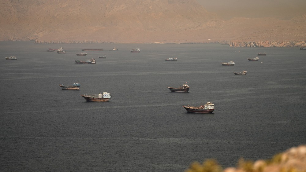 Irã isenta de taxas a passagem de navios pelo Estreito de Ormuz por 60 dias