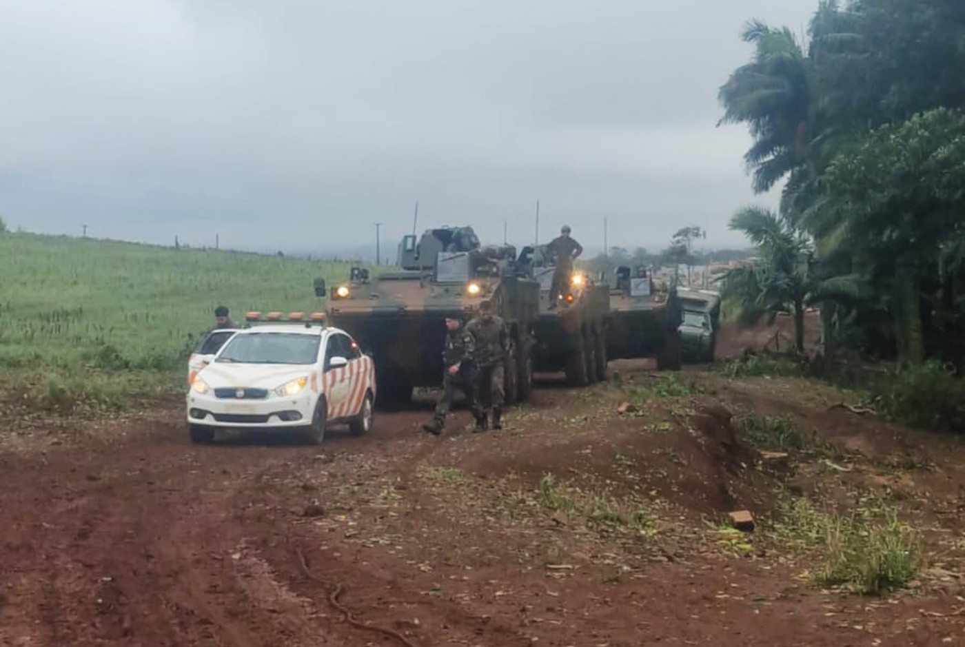 Blindados do Exército são usados para transporte de postes de energia em cidade do Paraná atingida por temporal