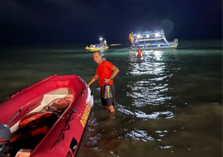 Duas embarcação de passeio viram no mar na praia de Ponta Verde em Maceió