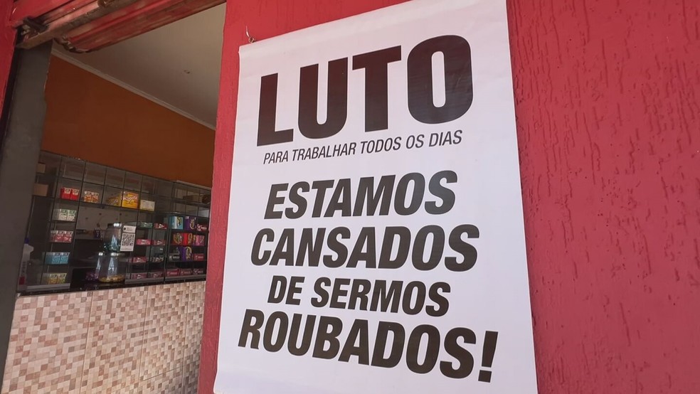 3 de 4
Comerciantes protestam com cartazes de 'luto' após onda de furtos em Bauru — Foto: TV TEM/Reprodução
