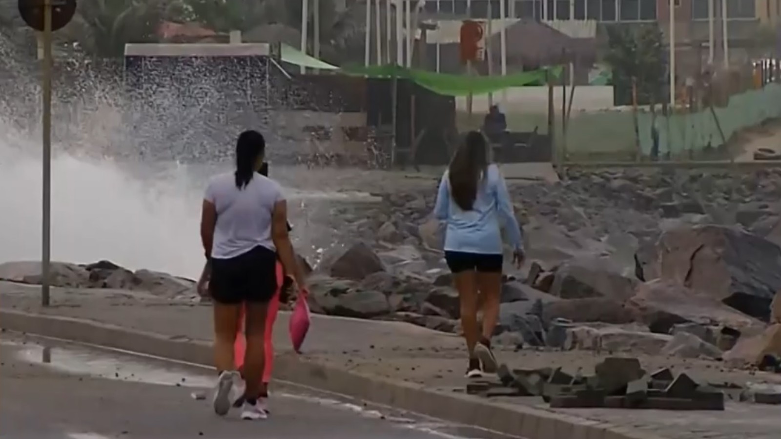 Avanço do mar destrói estrutura de contenção e danifica calçadão na orla de Caucaia, no Ceará