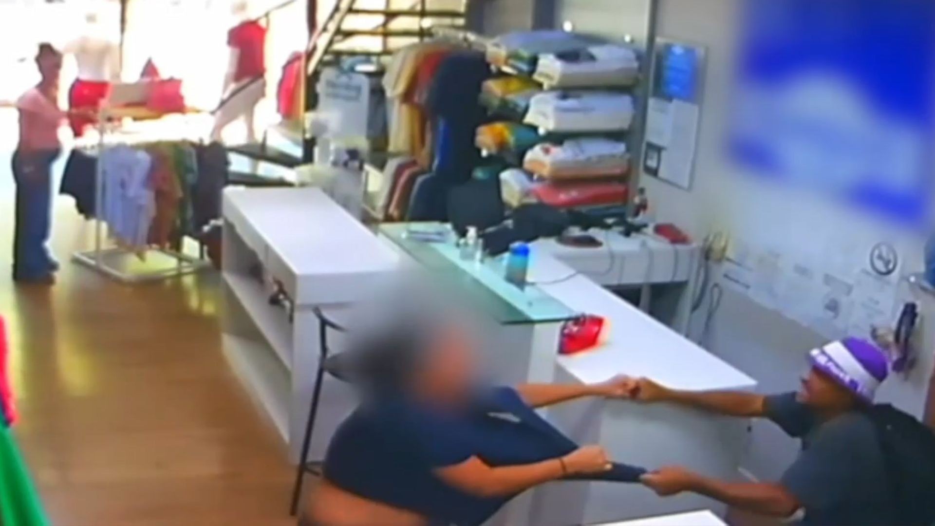 VÍDEO: vendedora é agredida com mata-leão por criminoso enquanto a comparsa rouba produtos em Vitória