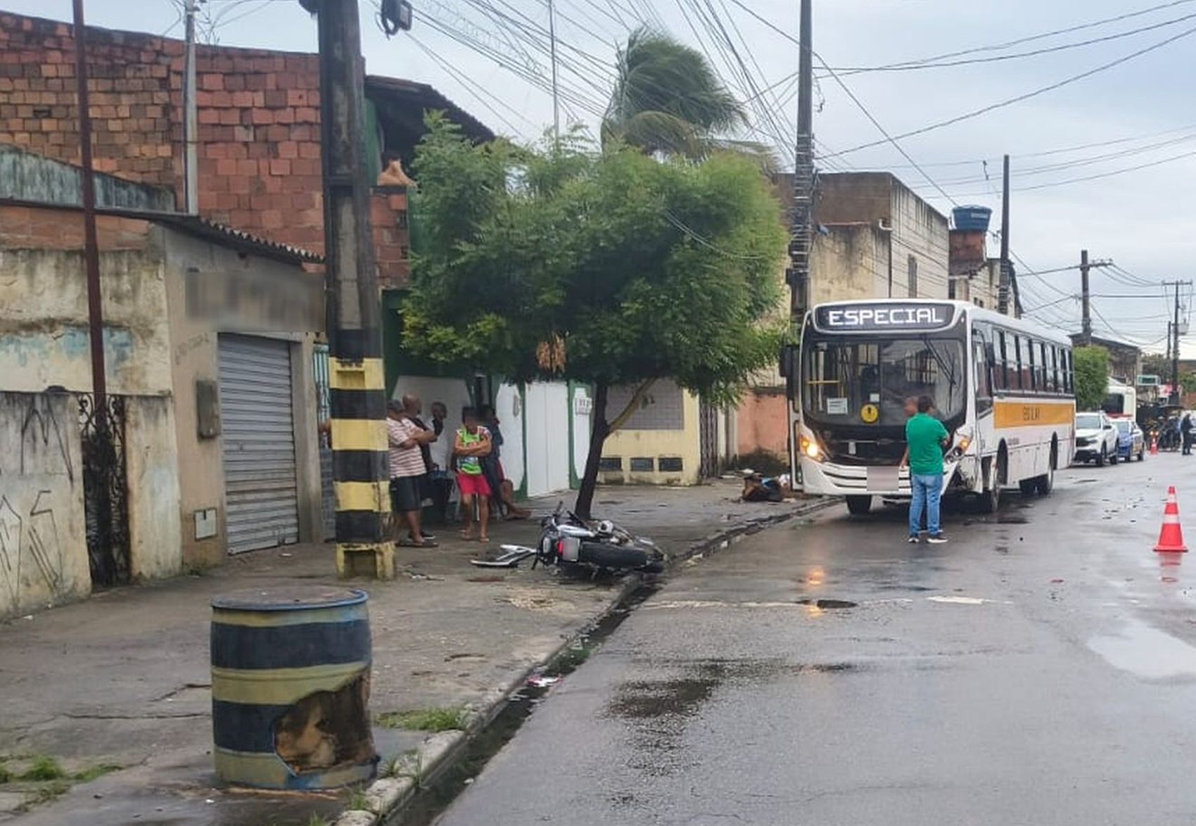 Motociclista de 19 anos morre após bater de frente com ônibus em Aracaju