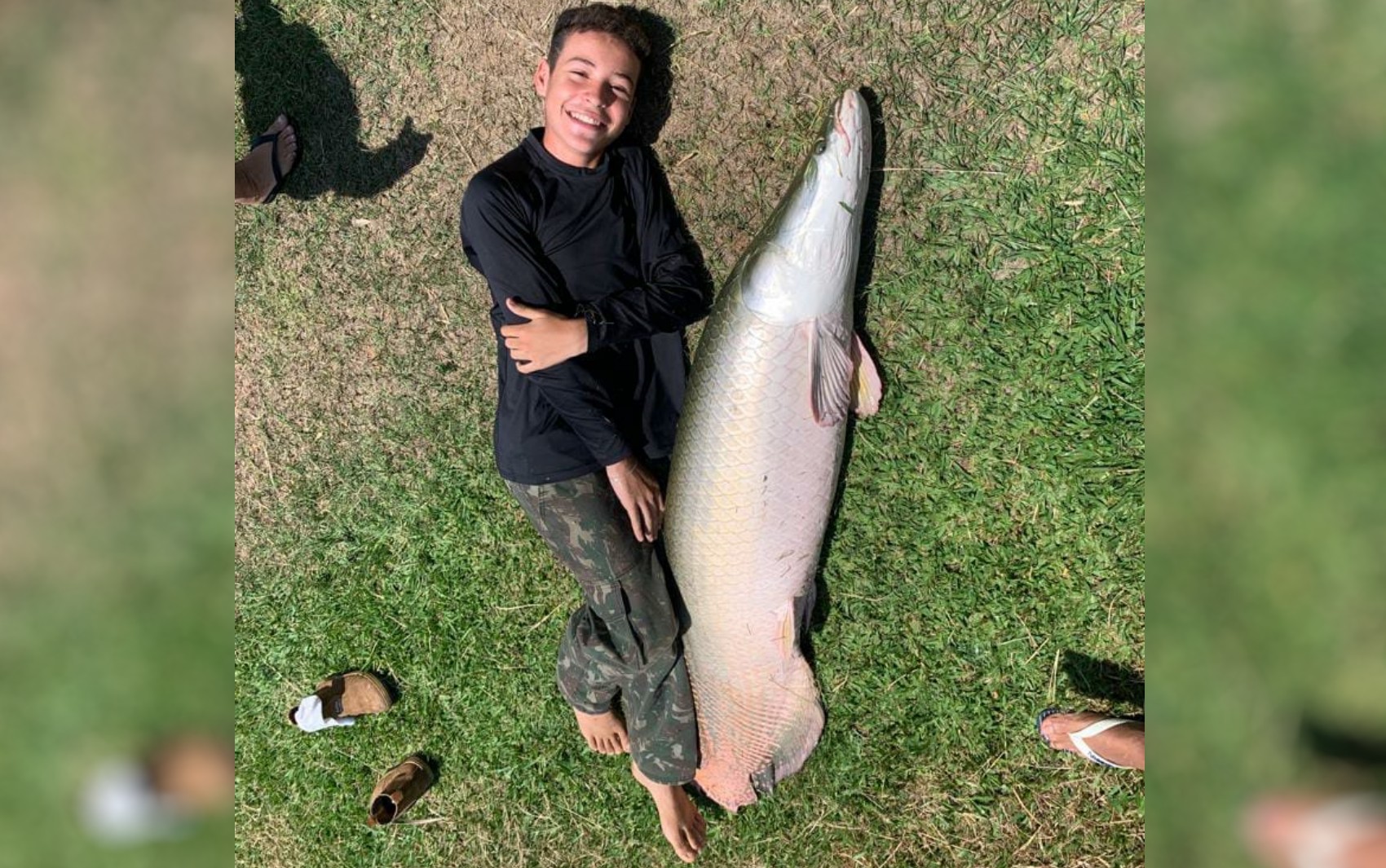 Adolescente de 13 anos pesca pirarucu quase do tamanho dele: 'Foi emocionante'