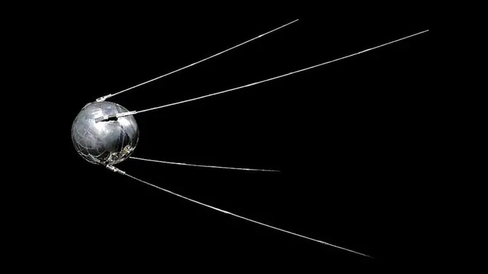 O lançamento soviético do Sputnik em 1957 — o primeiro satélite do mundo — foi um alerta para os EUA — Foto: Universal History Archive/Universal Images Group via Getty Images