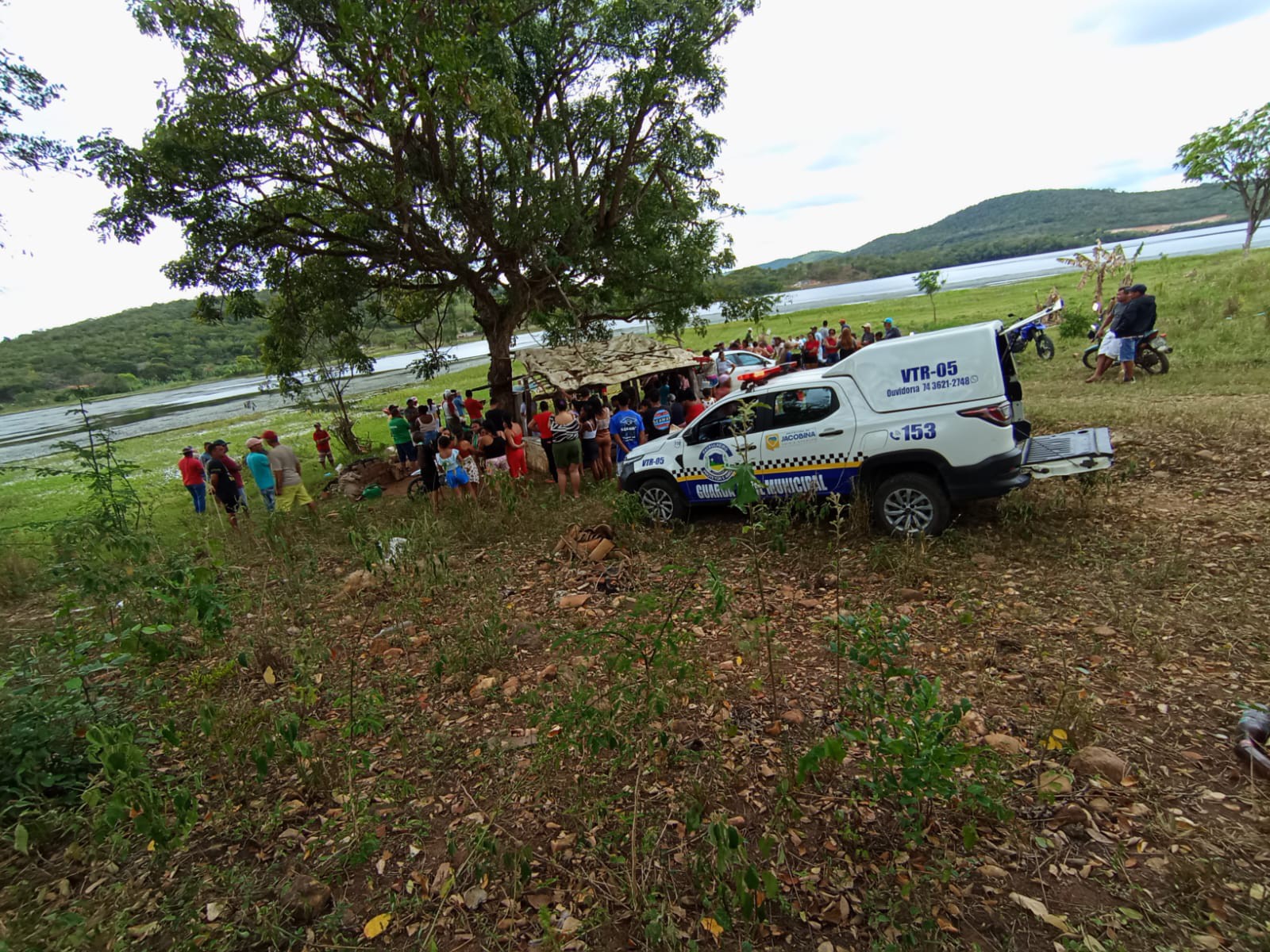 Tio e sobrinho morrem afogados após caírem de canoa em barragem no norte da Bahia