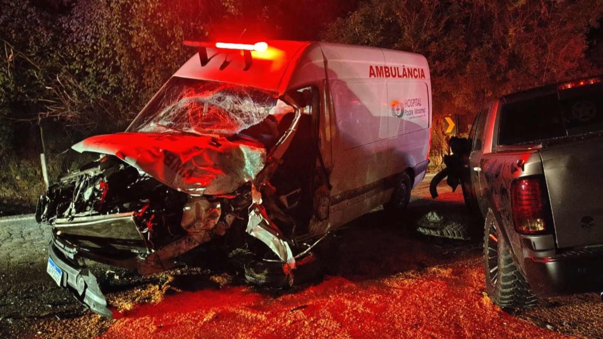 Cinco pessoas ficaram feridas em  acidente envolvendo ambulância e outros dois veículos em Viana, ES