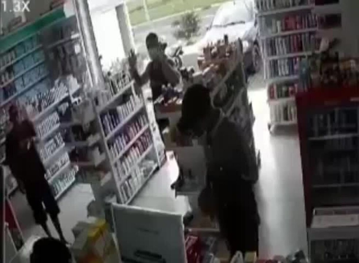 VÍdeo Dupla Armada Rende Clientes E Funcionário E Rouba Farmácia Em Uberlândia Triângulo 2730