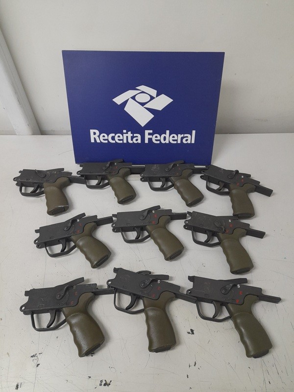 Receita apreende partes de armas escondidas em encomendas enviadas dos EUA ao Brasil