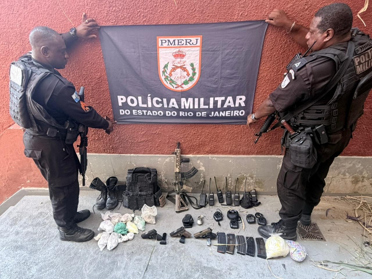 Polícia liberta quatro reféns e apreende armas em Niterói; durante chegada da PM houve troca de tiros e 1 morreu