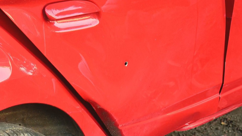 Carro perseguido até acidente com 4 mortos tinha marca de bala na porta — Foto: Reprodução/TV Globo