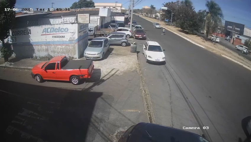 VÍDEO: Idosa tenta atravessar avenida e é lançada ao ar ao ser atropelada no Bairro Santa Rosa, em Uberlândia