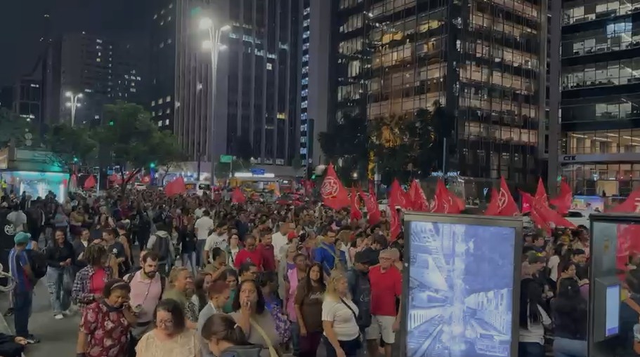 Protesto fecha Avenida Paulista, no sentido Consolação, pelo fim da escala 6x1