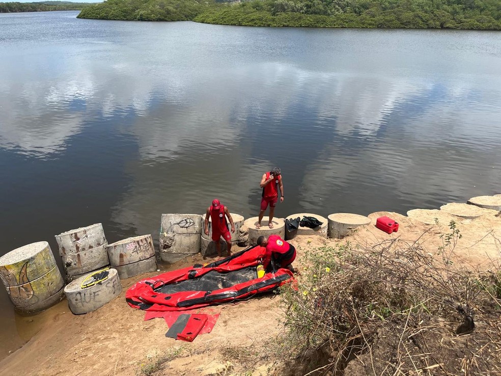 Bombeiros buscam adolescente que desapareceu no Rio Vaza-Barris, em Aracaju — Foto: Anna Fontes/TV Sergipe