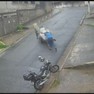 Ao ver que catador de materiais recicláveis estava com dificuldade para subir ladeira, motoqueiro que passava pela rua parou para ajudar a empurrar.