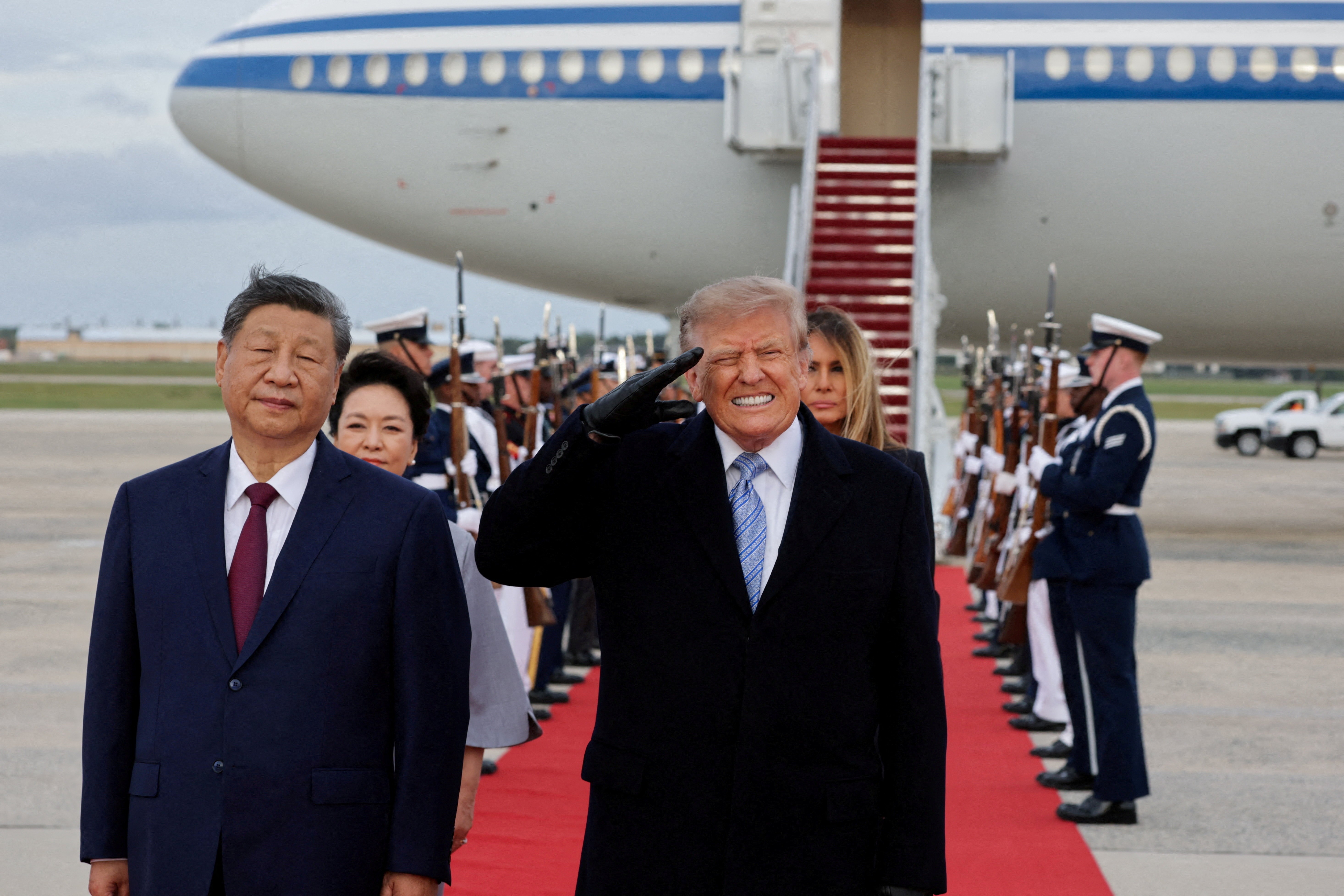 VÍDEO: Trump faz 'careta' com voo de avião militar durante recepção a Xi Jinping; presidente chinês não esboça reação