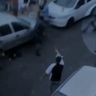 VÍDEO: PMs agridem pessoa com deficiência, dão voadora em homem e jogam spray em moradores durante ação em SP