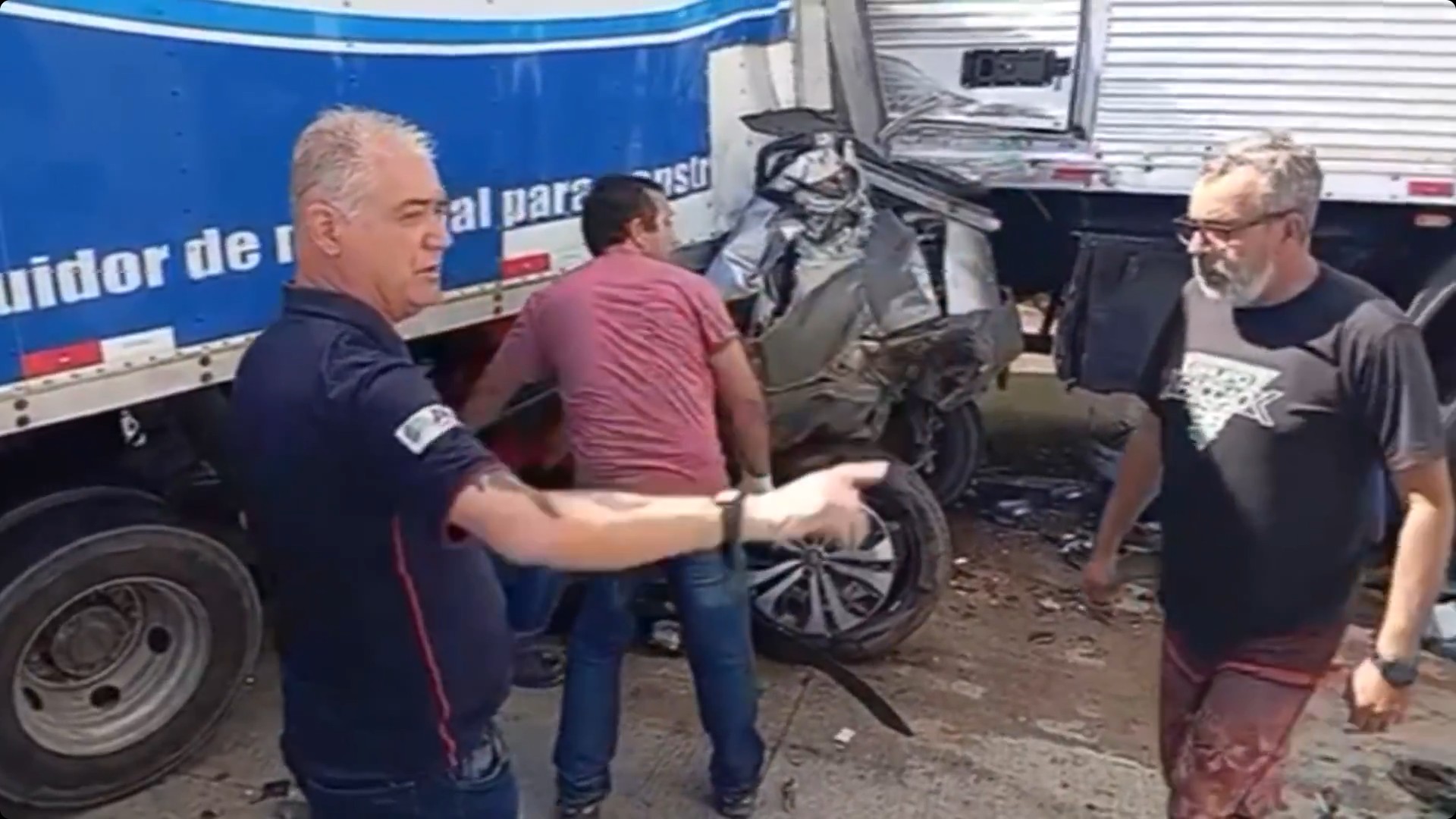 'Nunca vi isso, o carro parecia um maracujá', diz 1º bombeiro a chegar a carro esmagado em acidente na BR-101; VÍDEO