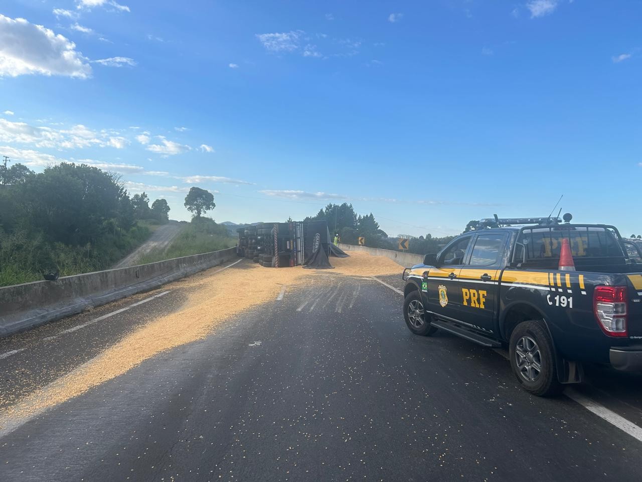 Caminhão carregado de milho tomba e interdita BR-277 na Região Metropolitana de Curitiba