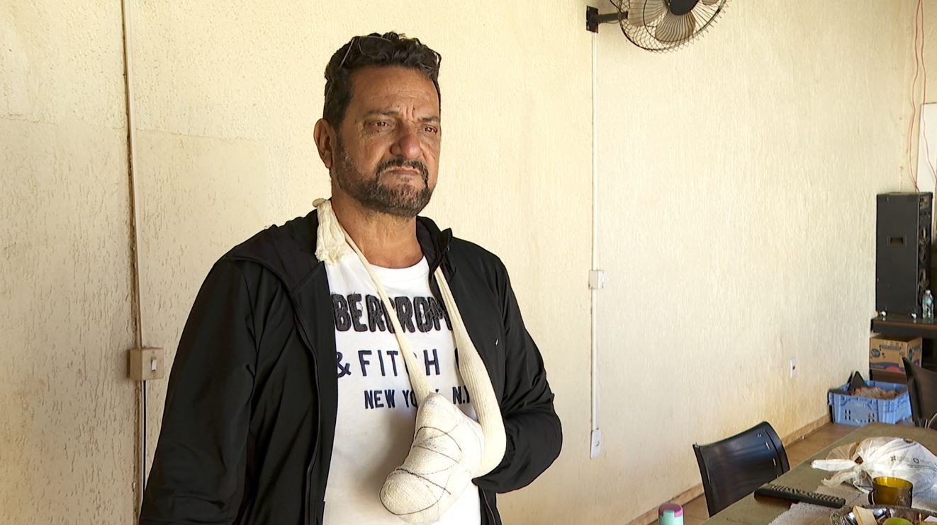 'É difícil aceitar', diz pintor que perdeu dedos da mão após achar bomba que explodiu na casa de ex-policial