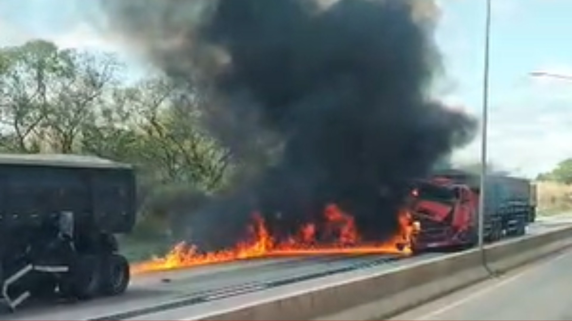 VÍDEO: duas carretas batem e provocam princípio de incêndio na BR-070, em Cuiabá