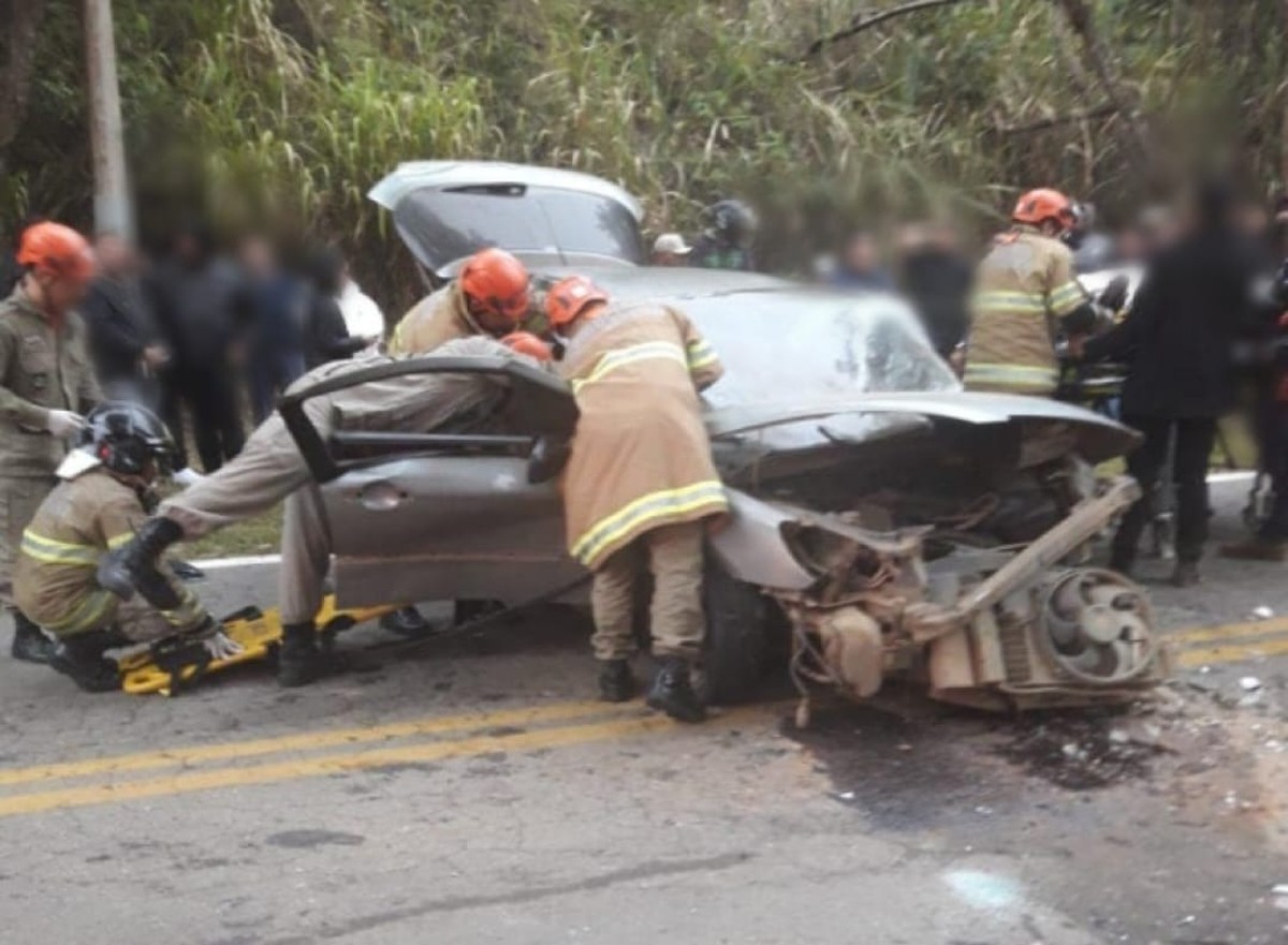 Acidente entre dois carros deixa cinco feridos em Paty do Alferes