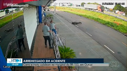 Motociclista é arremessado após bater em carro em Gurupi; veja flagrante