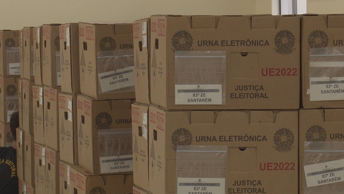 Santarém recebe mais de 1,1 mil urnas eletrônicas e prepara logística contra a seca nos rios