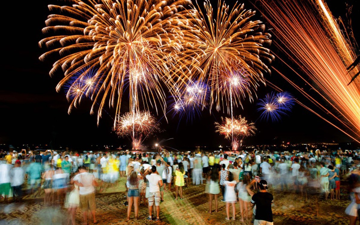 Am Silvesterabend 2024 finden in Vitoria die Alemão do Forró-Parade und ein Feuerwerk statt.  Siehe Zeitplan |  Heiliger Geist