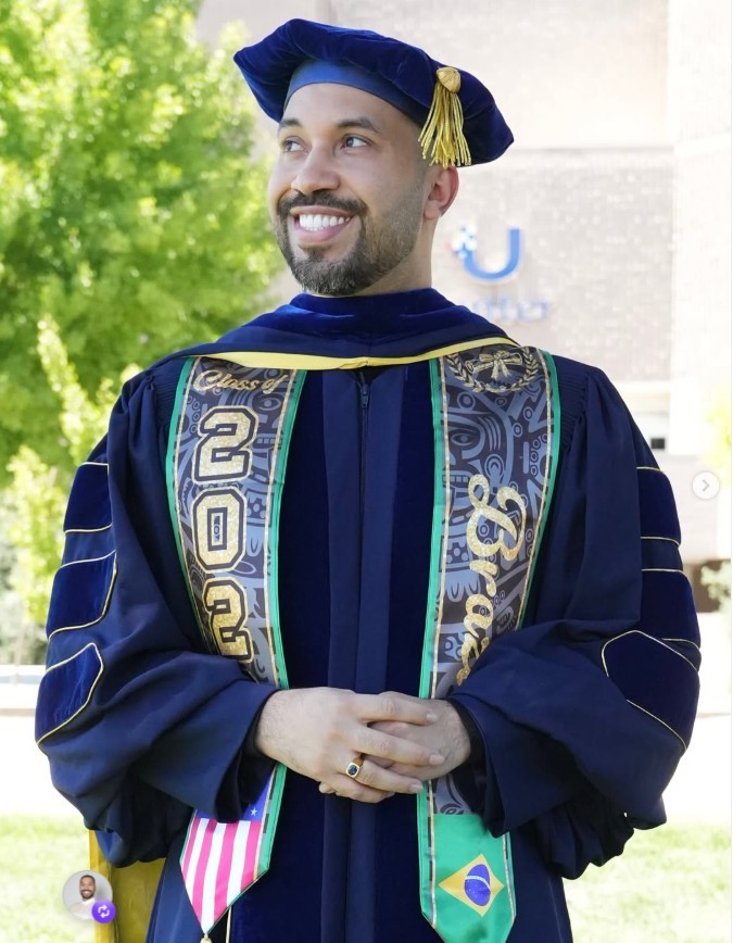 Gil celebra conclusão do PhD nos EUA; saiba o que é o título acadêmico