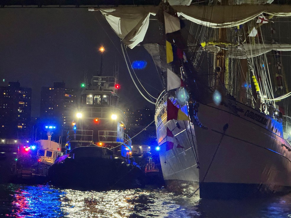 Navio de treinamento da Marinha mexicana bate na ponte do Brooklyn, em Nova York, EUA, em 17 de maio de 2025 — Foto: REUTERS/Santiago Lyon