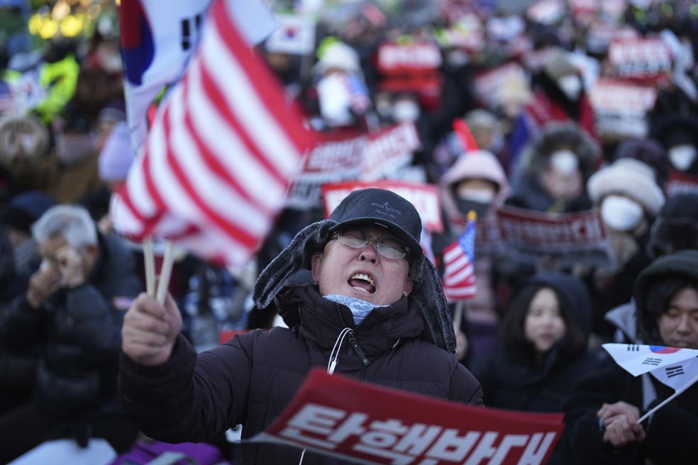 Manifestantes pró-Yoon protestam perto da residência presidencial em meio a tentativa fracassada de cumprimento de mandado de prisão contra o presidente destituído em 3 de janeiro de 2025. — Foto: AP Photo/Lee Jin-man