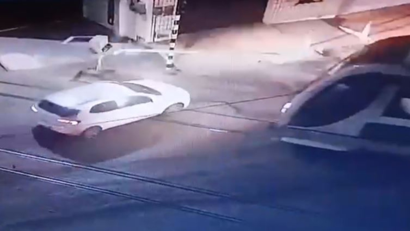 VÍDEO: Colisão entre carro e VLT deixa duas mulheres presas às ferragens