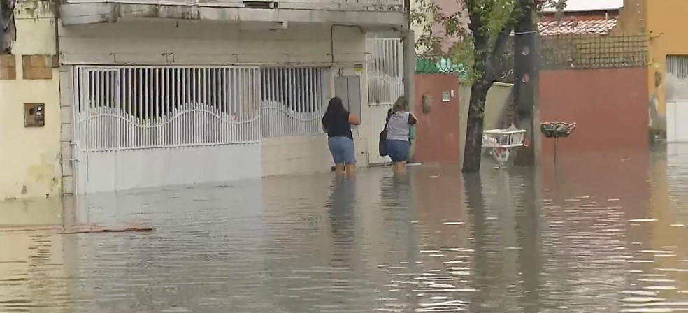 Lagoa de São Conrado transborda e água invade casas na Zona Oeste de Natal — Foto: Inter TV Cabugi