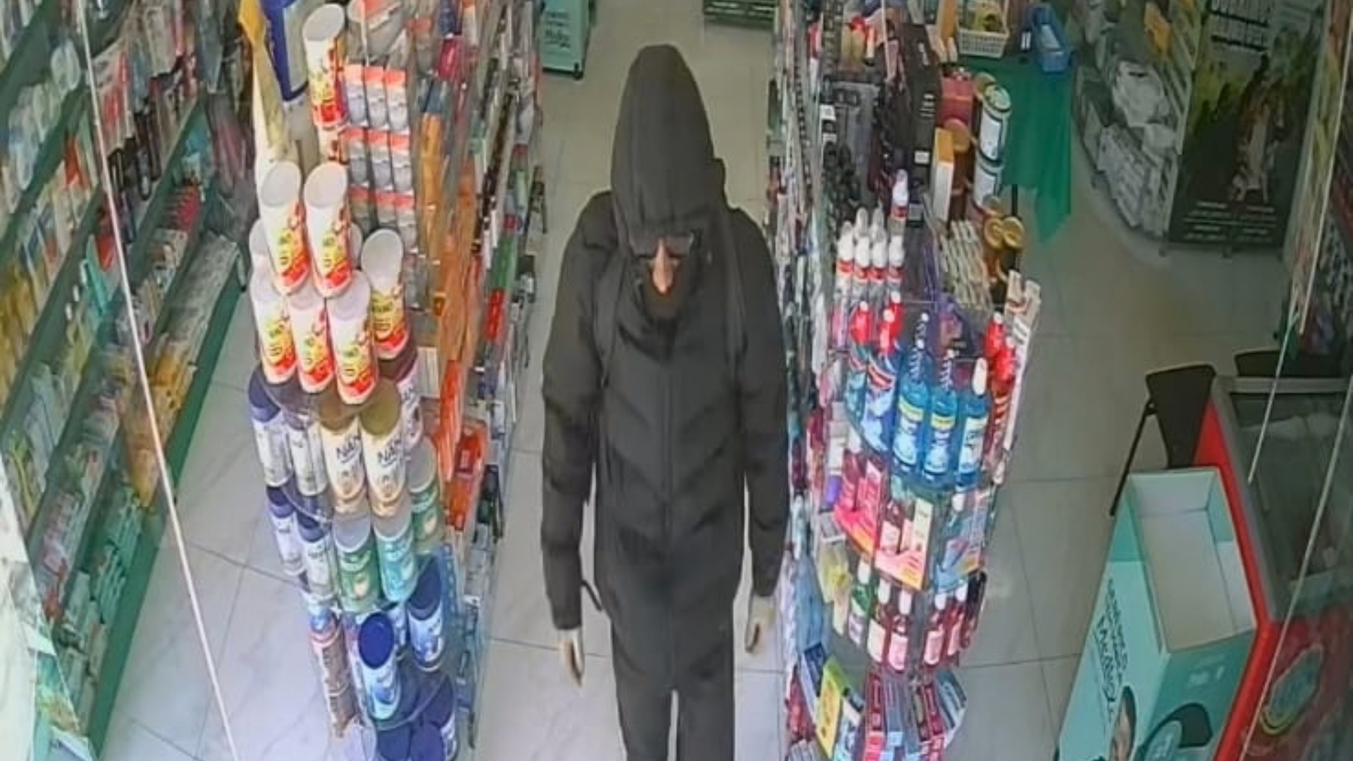 VÍDEO: Homem de preto rouba farmácia à luz do dia, foge de bicicleta e é preso em MG 