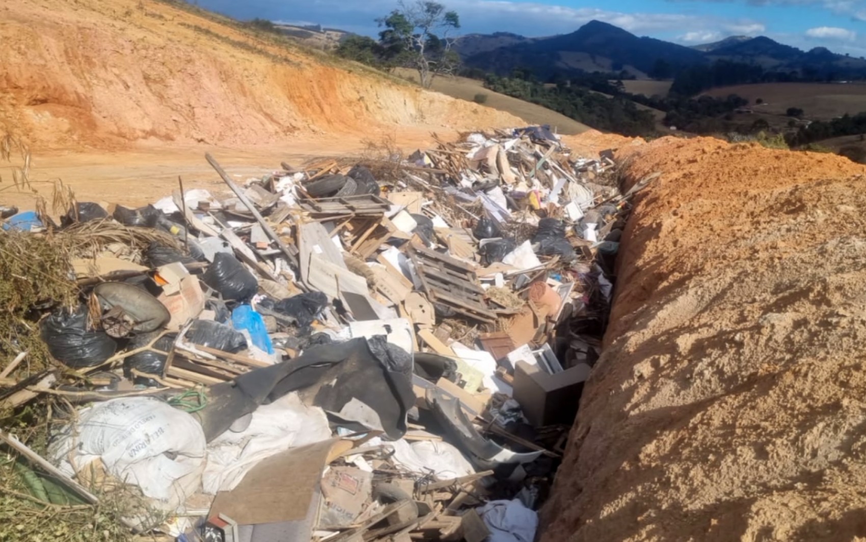 Prefeitura de Santa Rita de Caldas é multada em mais de R$ 82 mil por descarte irregular de lixo na zona rural