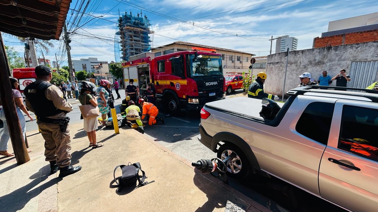Passageira fica presa embaixo de carro após batida entre moto e automóvel em Montes Claros